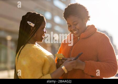 Zwei schöne afro-amerikanische Frauen in einem städtischen Stadtgebiet Stockfoto