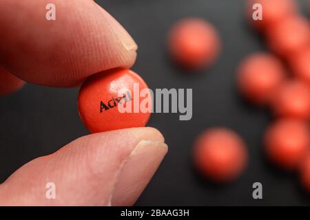 Montreal, CA 26. März 2020: Finger halten eine Advil Ibuprofen Tablette Stockfoto