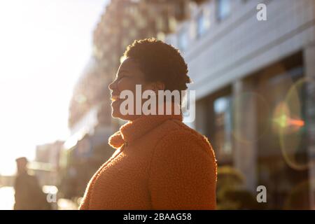 Afro-amerikanische Frau in einem städtischen Stadtgebiet Stockfoto