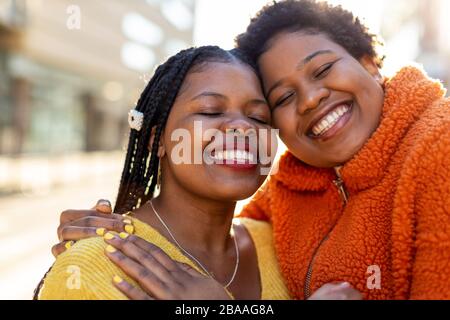 Zwei schöne afro-amerikanische Frauen in einem städtischen Stadtgebiet Stockfoto