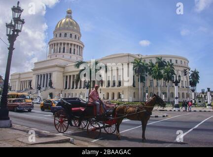 Pferdekutschenfahrten am Kapitolio-Gebäude, Havanna, Kuba Stockfoto