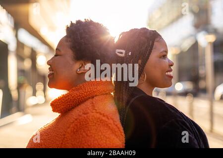 Zwei schöne afro-amerikanische Frauen in einem städtischen Stadtgebiet Stockfoto