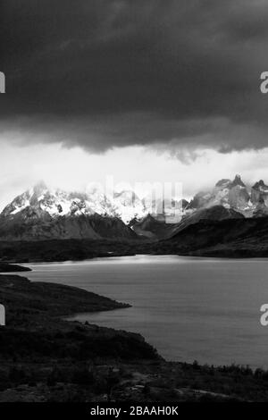 Blick auf Cerro Paine Grande und die Cordillera de Paine über Lago del Torro, Torres de Paine, Magallanes und chilenische Antarktis, Chile Stockfoto