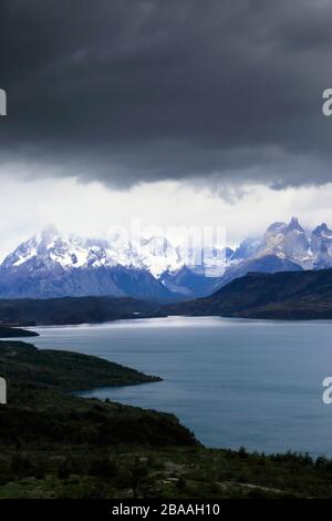 Blick auf Cerro Paine Grande und die Cordillera de Paine über Lago del Torro, Torres de Paine, Magallanes und chilenische Antarktis, Chile Stockfoto