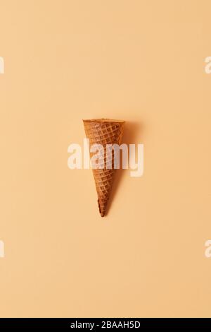 Eiscreme Waffelkegel auf Pastellgrund. Stockfoto