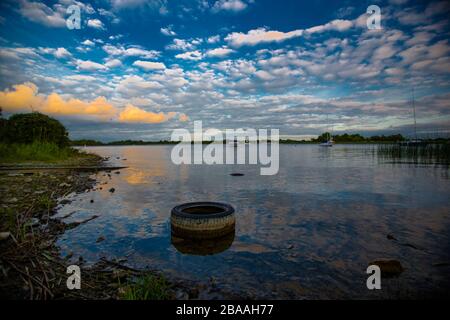 Ein Gummireifen für Autos befindet sich in Lake Red, County Westmeath, Isolation als Symbol in Irland. Stockfoto