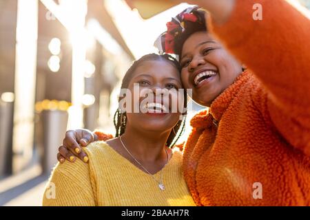 Zwei schöne afro-amerikanische Frauen in einem städtischen Stadtgebiet Stockfoto