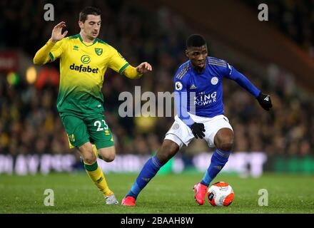 Der von Norwich City gespielte Kampf Kenny McLean (links) und der Kelechi Iheanacho von Leicester City um den Ball Stockfoto