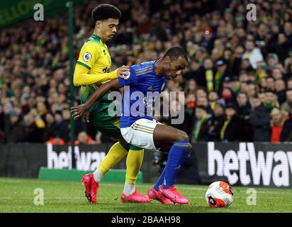 Norwichs Jamal Lewis (links) und Ricardo Pereira von Leicester City kämpfen um den Ball Stockfoto