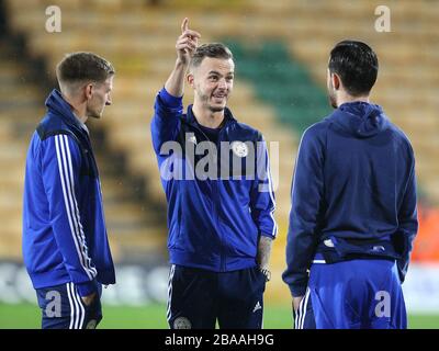 James Maddison (Center) von Leicester City mit Marc Albrighton (links) und Ben Chilwell (rechts) Stockfoto