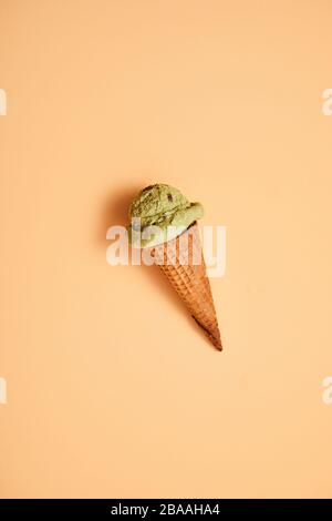 Eis aus grünem Tee auf Pastellgrund. Stockfoto