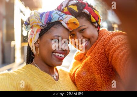 Zwei schöne afro-amerikanische Frauen in einem städtischen Stadtgebiet Stockfoto