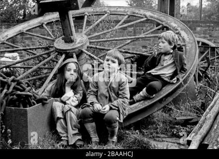 Doctor Who Schauspieler Colin Baker mit Kindern, die 1984 Extras im Ballists Hill Museum spielten Stockfoto