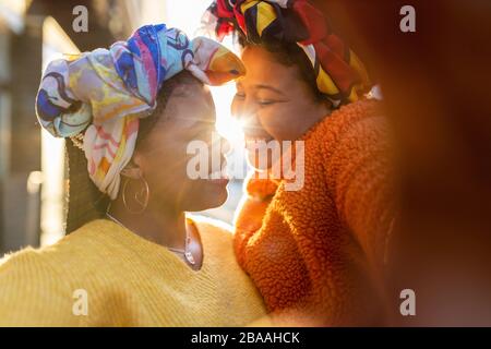 Zwei schöne afro-amerikanische Frauen in einem städtischen Stadtgebiet Stockfoto