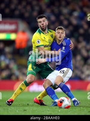 Grant Hanley (links) von Norwich City und Harvey Barnes von Leicester City kämpfen um den Ball Stockfoto