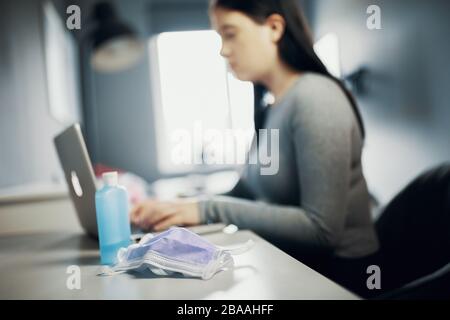 Schulmädchen studiert zu Hause per E-Learning wegen Corona Virus Covid-19 Quarantäne, Homeschooling Stockfoto