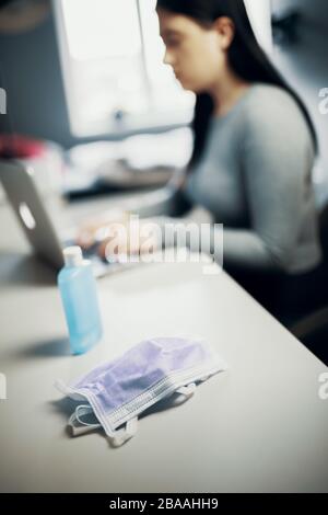 Schulmädchen studiert zu Hause per E-Learning wegen Corona Virus Covid-19 Quarantäne, Homeschooling Stockfoto