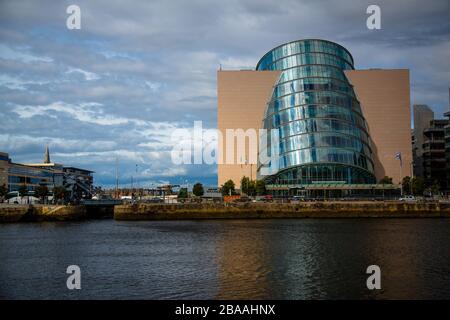 Die modernistische Fassade des Convention Centre in Dublin, Irland Stockfoto