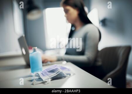 Schulmädchen studiert zu Hause per E-Learning wegen Corona Virus Covid-19 Quarantäne, Homeschooling Stockfoto