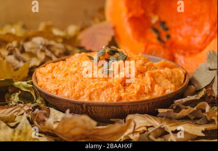 Millet Porridge mit Kürbis in einem Ton Schüssel Stockfoto