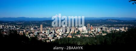 Panorama der Stadt mit dem Vulkan Mount Hood im fernen Hintergrund, Portland, Oregon, USA Stockfoto