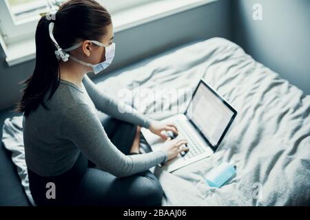 Schulmädchen studiert zu Hause per E-Learning wegen Corona Virus Covid-19 Quarantäne, Homeschooling Stockfoto