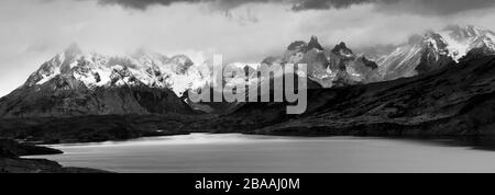 Blick auf Cerro Paine Grande und die Cordillera de Paine über Lago del Torro, Torres de Paine, Magallanes und chilenische Antarktis, Chile Stockfoto