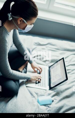 Schulmädchen studiert zu Hause per E-Learning wegen Corona Virus Covid-19 Quarantäne, Homeschooling Stockfoto