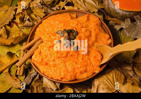 Millet Porridge mit Kürbis in einem Ton Schüssel Stockfoto