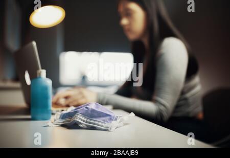 Schulmädchen studiert zu Hause per E-Learning wegen Corona Virus Covid-19 Quarantäne, Homeschooling Stockfoto