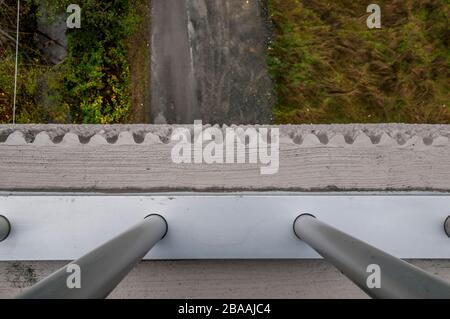 Blick über das Geländer auf der Fahrbahn unten von der 8th Street Bridge in Port Angeles, Washington, bevor Selbstmordzäune installiert wurden. Stockfoto