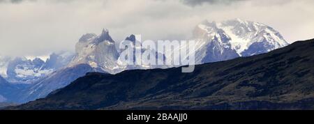 Blick auf Cerro Paine Grande und die Cordillera de Paine über Lago del Torro, Torres de Paine, Magallanes und chilenische Antarktis, Chile Stockfoto