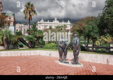 Monaco, 14. September 2018: Adam-und-Eva-Skulpturen von Fernando Botero in den Gärten unterhalb des Casino Monte Carlo Stockfoto