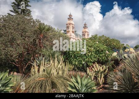 Die stwo-Türme des Casino Monte Carlo in Monaco mit der Vegetation eines Parks im Vordergrund Stockfoto