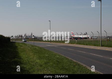 British Airways hat am Hurn Airport Bournemouth, 26. März 2020, Reihen von Kurzstreckenflugzeugen geparkt. Aufgrund von Covid 19 werden diese Kurzstrecken von British Airways in dem Land geparkt, in dem es Platz gibt. Stockfoto