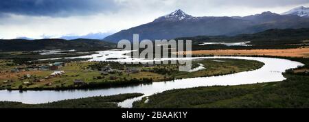 Blick auf Cerro Paine Grande und die Cordillera de Paine über den Fluss Serrano, Torres de Paine, Magallanes und die chilenische Antarktis, Chile Stockfoto