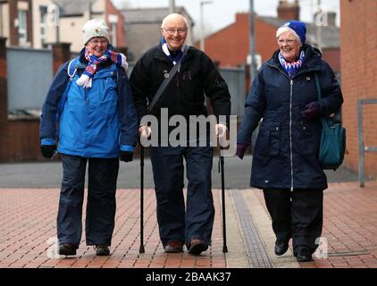 Blackburn Rovers Fans kommen vor dem Sky Bet Championship Match im Ewood Park an Stockfoto