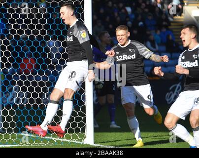 Tom Lawrence (links) von Derby County feiert das erste Tor seiner Mannschaft Stockfoto