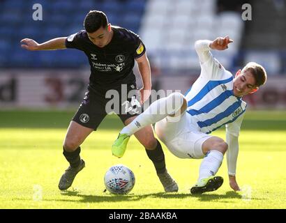 Der Kampf von Josh Cullen und Huddersfield Town in Emile Smith Rowe von Charlton Athletic um den Ball Stockfoto