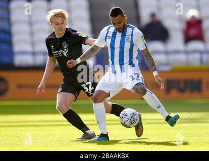 Die Ballkämpfe von George Lapslie (links) und Huddersfield Town in Rajiv van La Parra von Charton Athletic Stockfoto