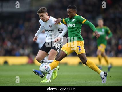 Fulhams Tom Cairney (links) und Preston North Ends Darnell Fisher kämpfen um den Ball Stockfoto