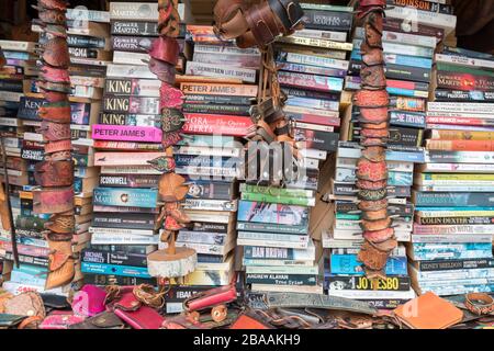 Taschenbücher und Lederfrisuren sind im Market Stall, Norwich, Norfolk, England, Großbritannien erhältlich Stockfoto