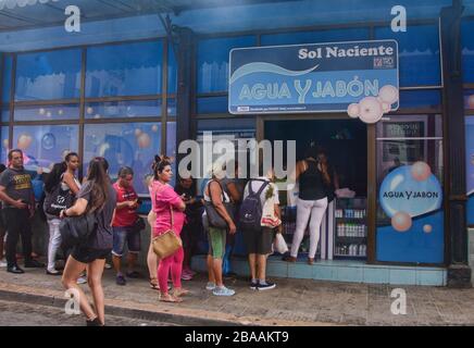 Kubaner lange Linie für Wasser und Seife, Havanna, Kuba Stockfoto