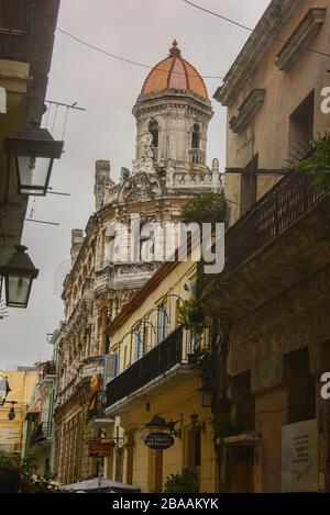Tenament-Leben; zerfallende, verfallende Kolonialgebäude in Havanna Vieja, Havanna, Kuba Stockfoto