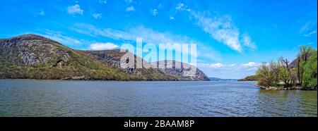 Hudson River bei Cold Spring mit Storm King Highway am linken Ufer, New York, USA Stockfoto