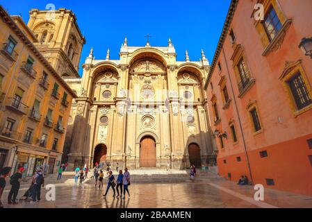 Blick auf die Hauptfassade der Kathedrale von Granada (Kathedrale der Menschwerdung). Granada, Andalusien, Spanien Stockfoto