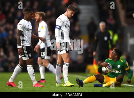 Fulhams Tom Cairney (Zentrum) hat Worte mit Darnell Fisher von Preston North End Stockfoto