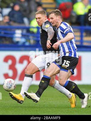 Martyn Waghorn (links) von Derby County kämpft mit Tom Lees von Sheffield Wednesday Stockfoto