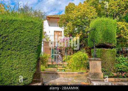 Malerischer Herbst-Stadtpark mit Blick auf den kleinen Innenhof mit Springbrunnen in Ronda. Andalusien, Spanien Stockfoto