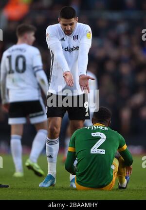 Fulhams Aleksandar Mitrovic (TOP) reagiert auf Darnell Fisher von Preston North End Stockfoto